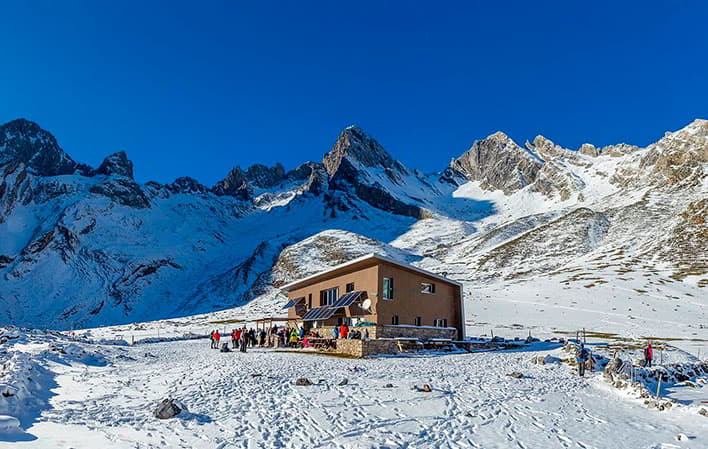 Ruta invernal con raquetas de nieve hacia el Refugio del Meicín en Tuiza, Macizo de Ubiña